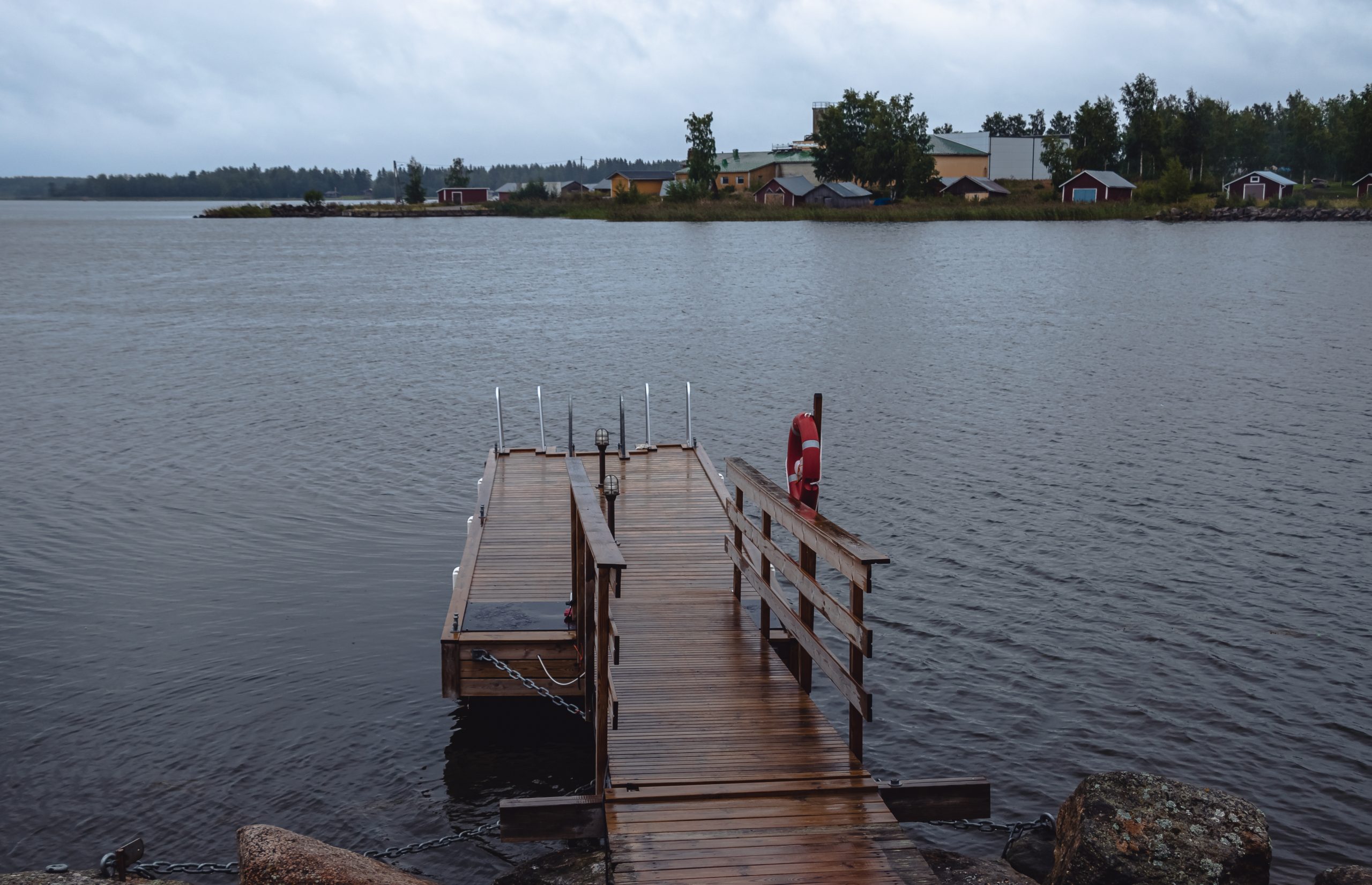drewniana-tratwa-na-jeziorze-w-finlandii